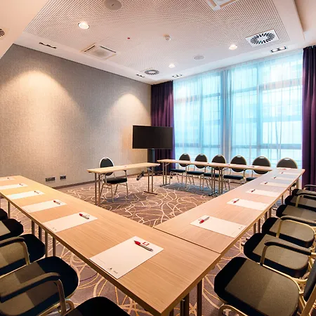 Leonardo Center מלון