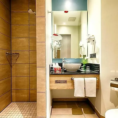 Leonardo Center Hotell 4*